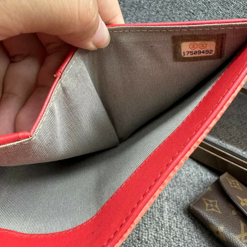 100% Authentic CHANEL Leather Wallet - Picture 11 of 16